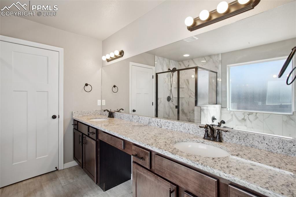 Image 14 of 24: Bathroom