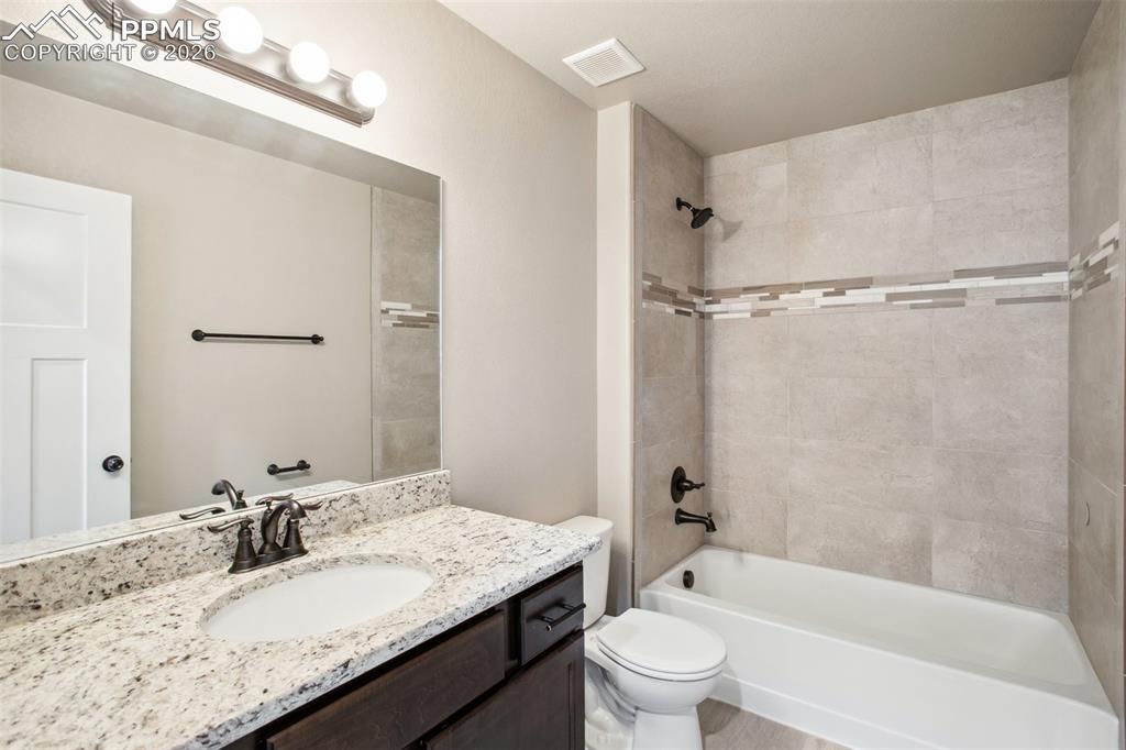 Image 19 of 24: Bathroom
