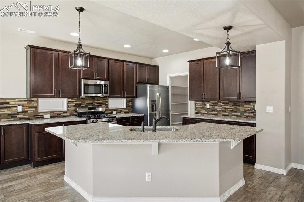 Image 7 of 24: Kitchen