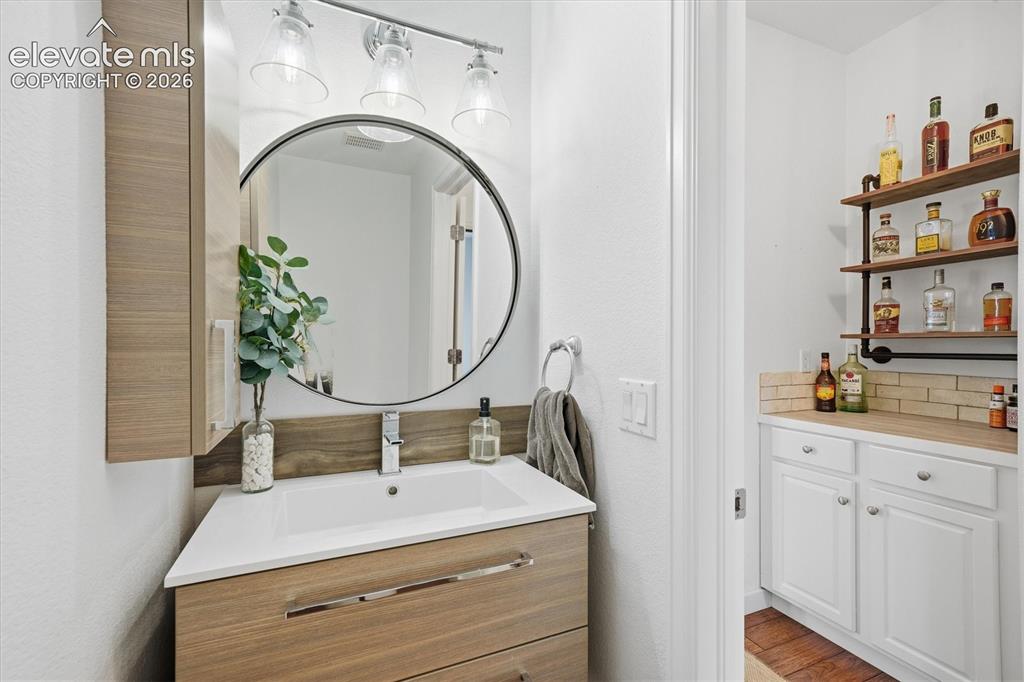 Image 16 of 50: Bathroom