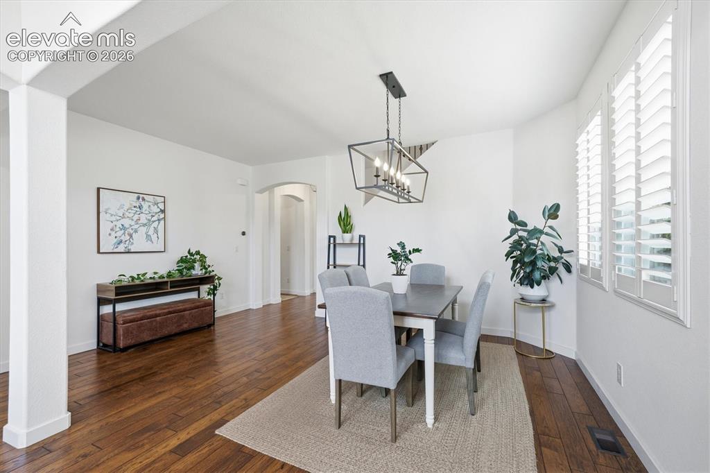 Image 5 of 50: Dining Area