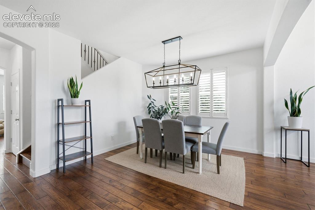 Image 6 of 50: Dining Area