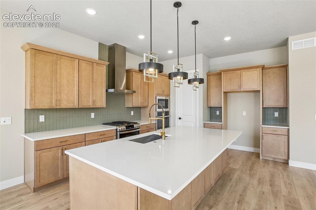 Image 11 of 50: Kitchen