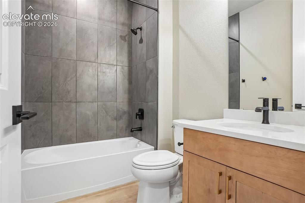 Image 19 of 50: Bathroom