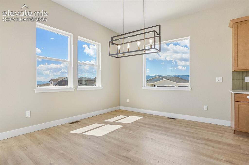 Image 9 of 50: Dining Area