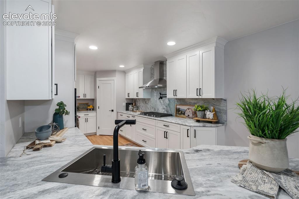 Image 10 of 44: Kitchen