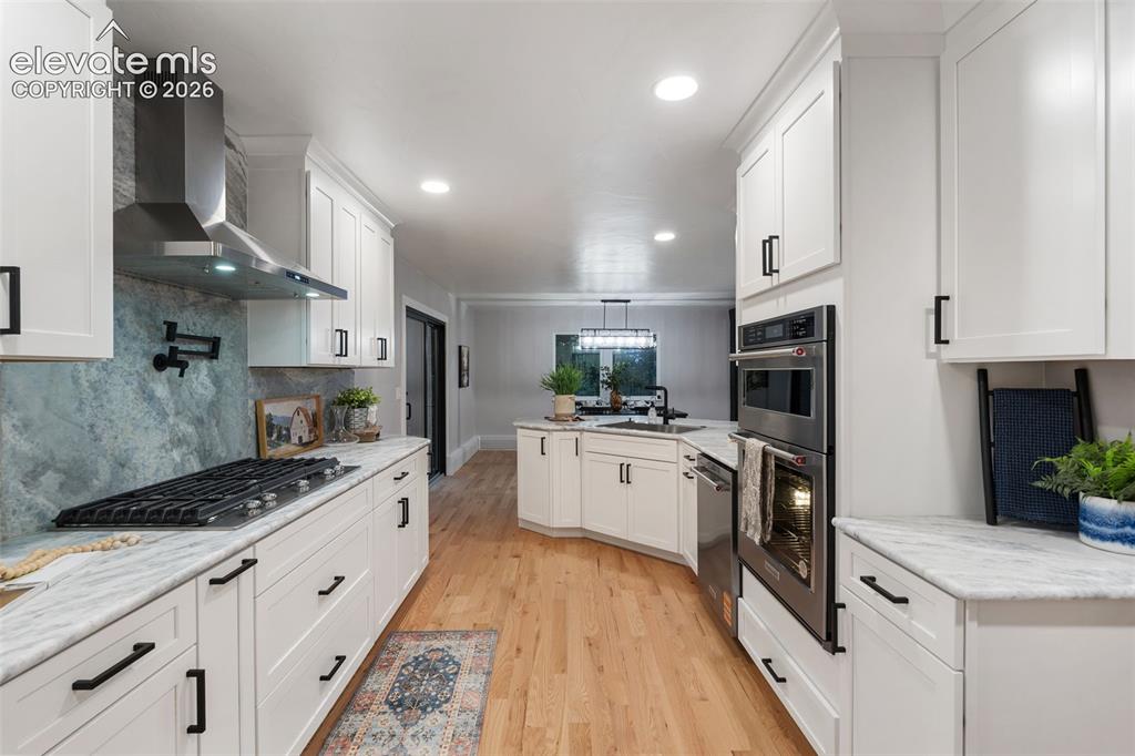 Image 13 of 44: Kitchen