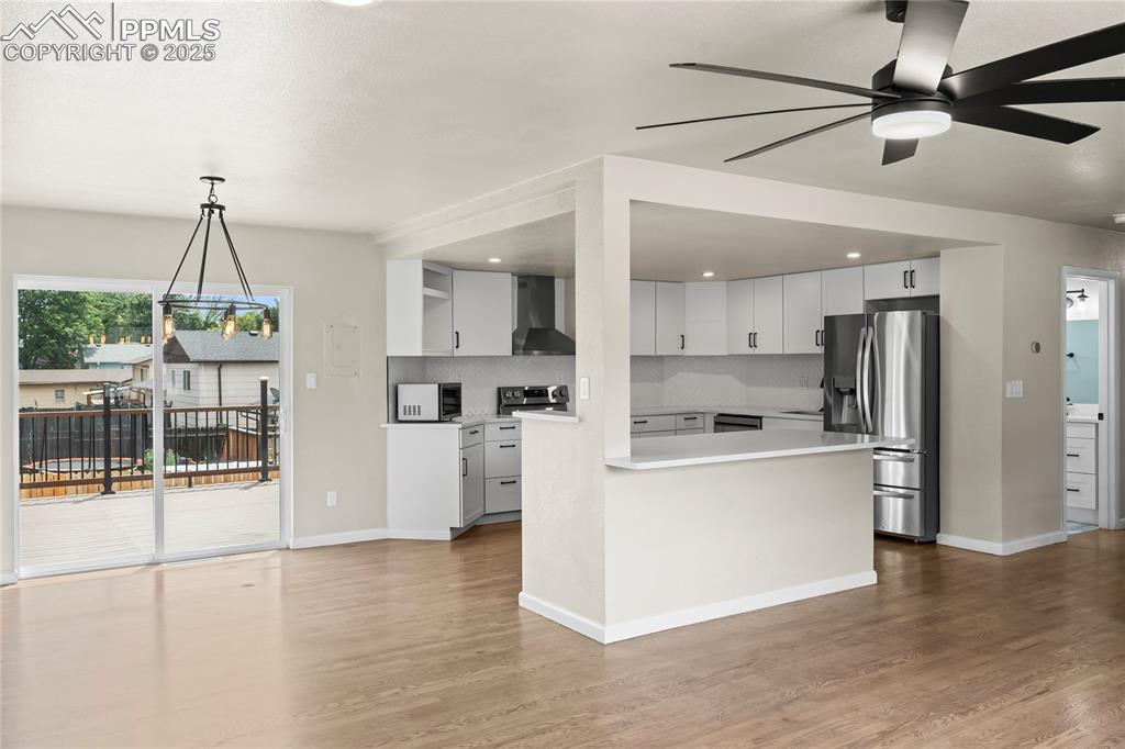 Image 10 of 50: Kitchen
