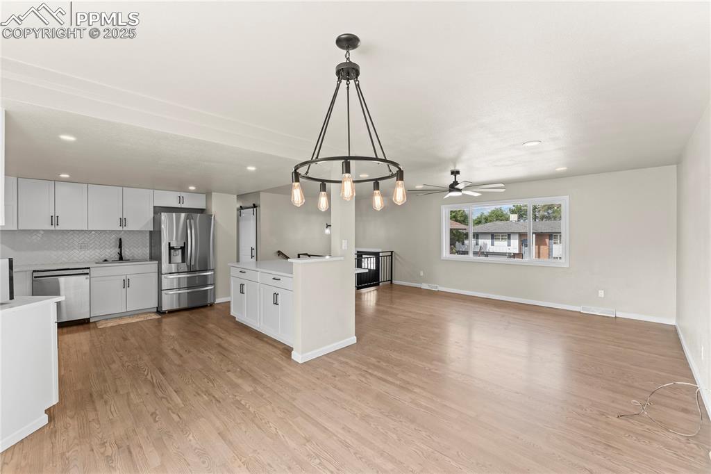 Image 14 of 50: Kitchen