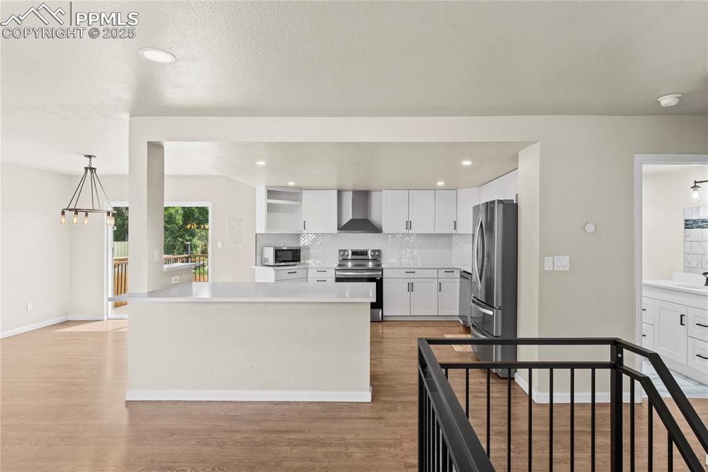 Image 9 of 50: Kitchen