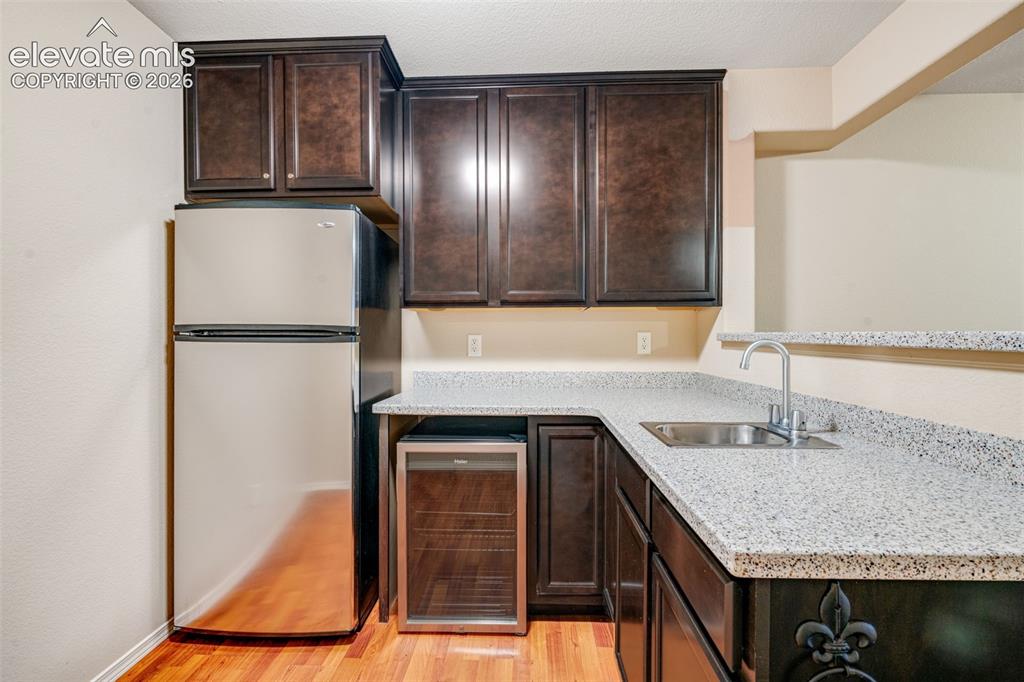 Image 17 of 40: Wet Bar