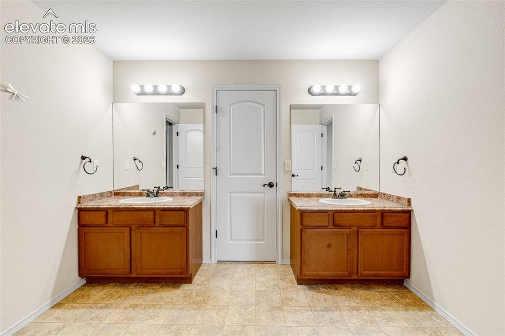Image 20 of 40: Full Bath