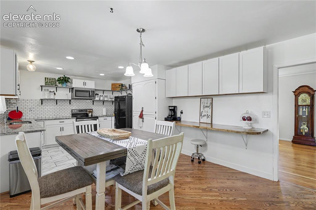 Image 10 of 40: Dining Room