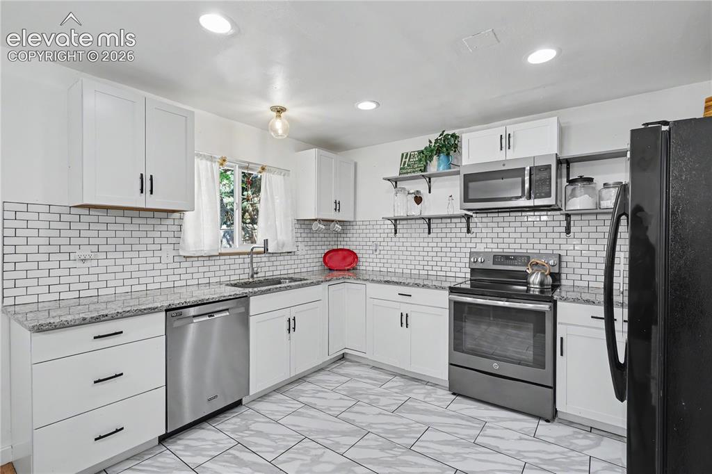 Image 12 of 40: Kitchen