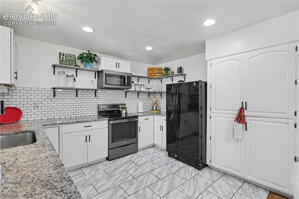 Image 13 of 40: Kitchen