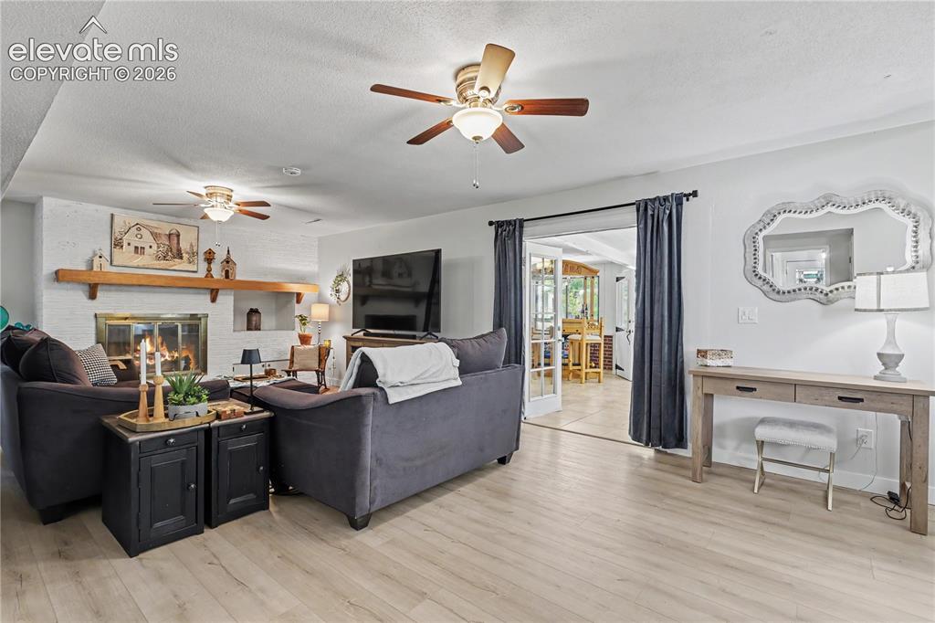Image 14 of 40: Family Room