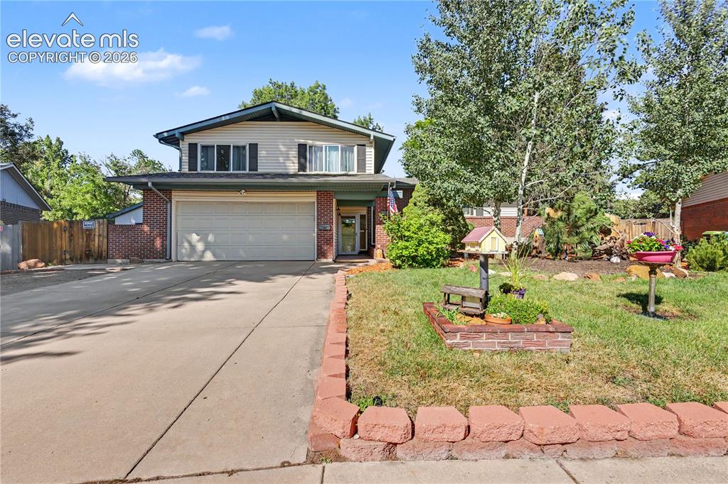 Image 2 of 40: driveway / yard