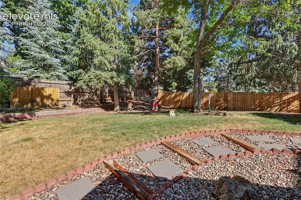 Image 34 of 40: backyard