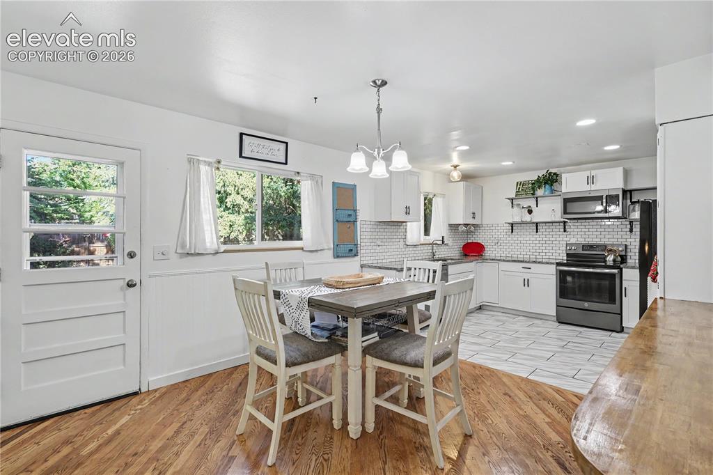 Image 9 of 40: Dining Room