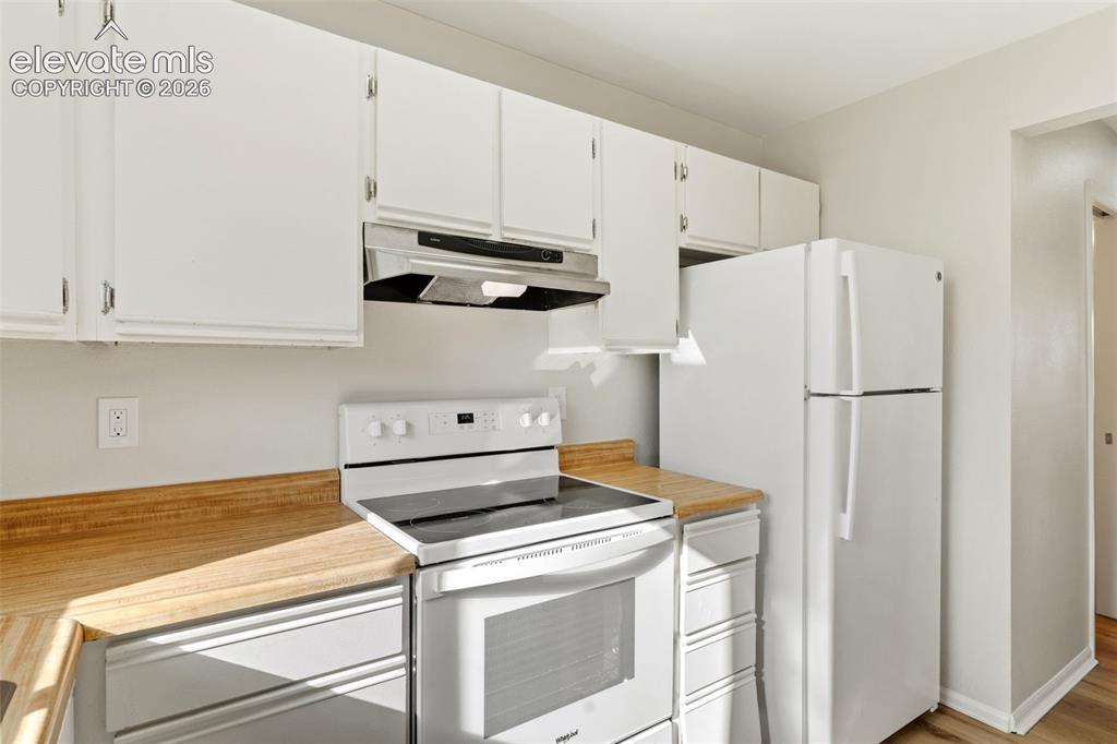 Image 12 of 29: Kitchen