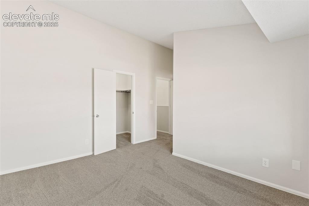 Image 17 of 29: Bedroom