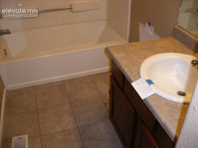 Image 15 of 44: Bathroom