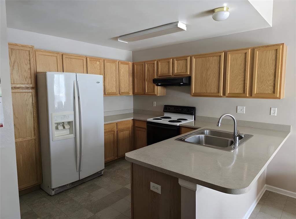 Image 3 of 9: Kitchen