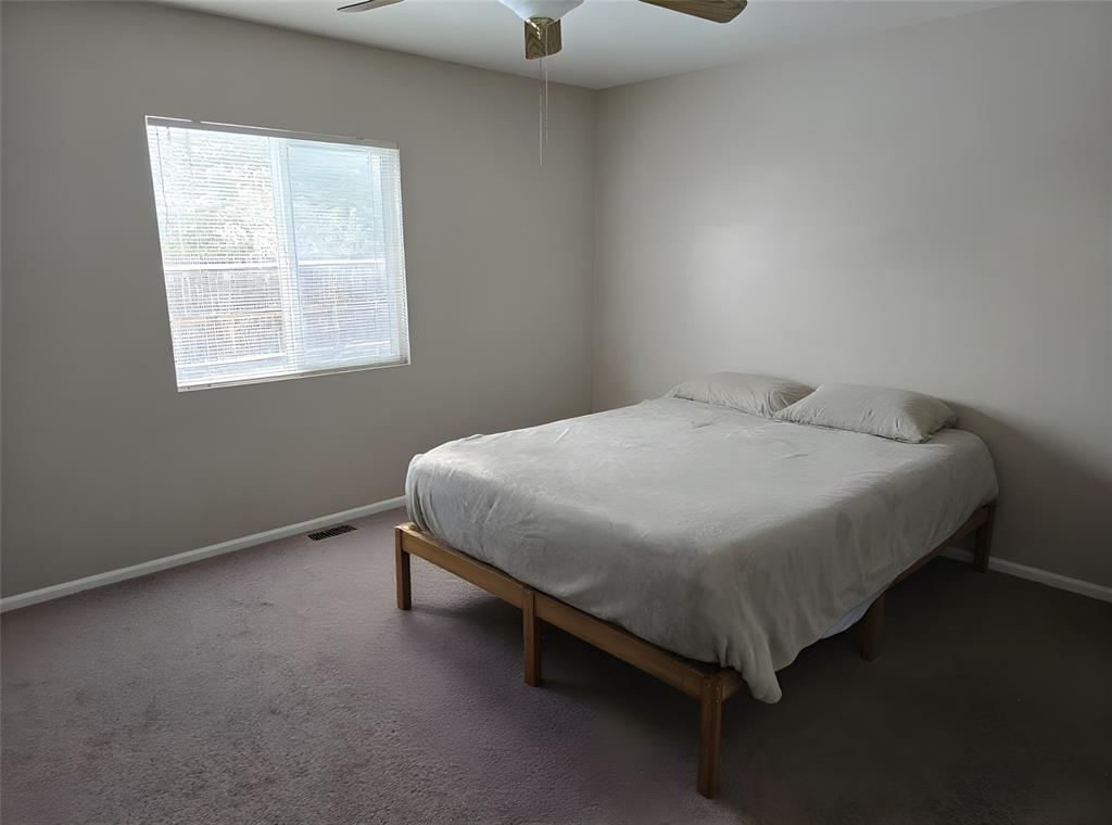 Image 4 of 9: Bedroom