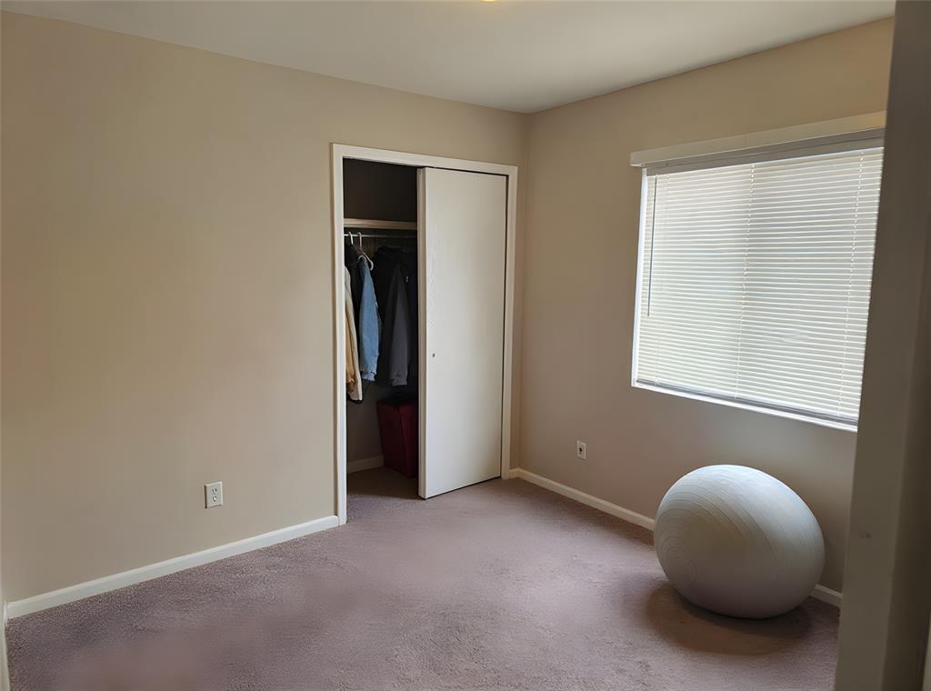 Image 5 of 9: Bedroom