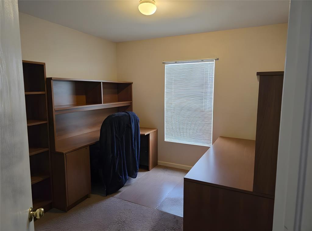 Image 6 of 9: Bedroom
