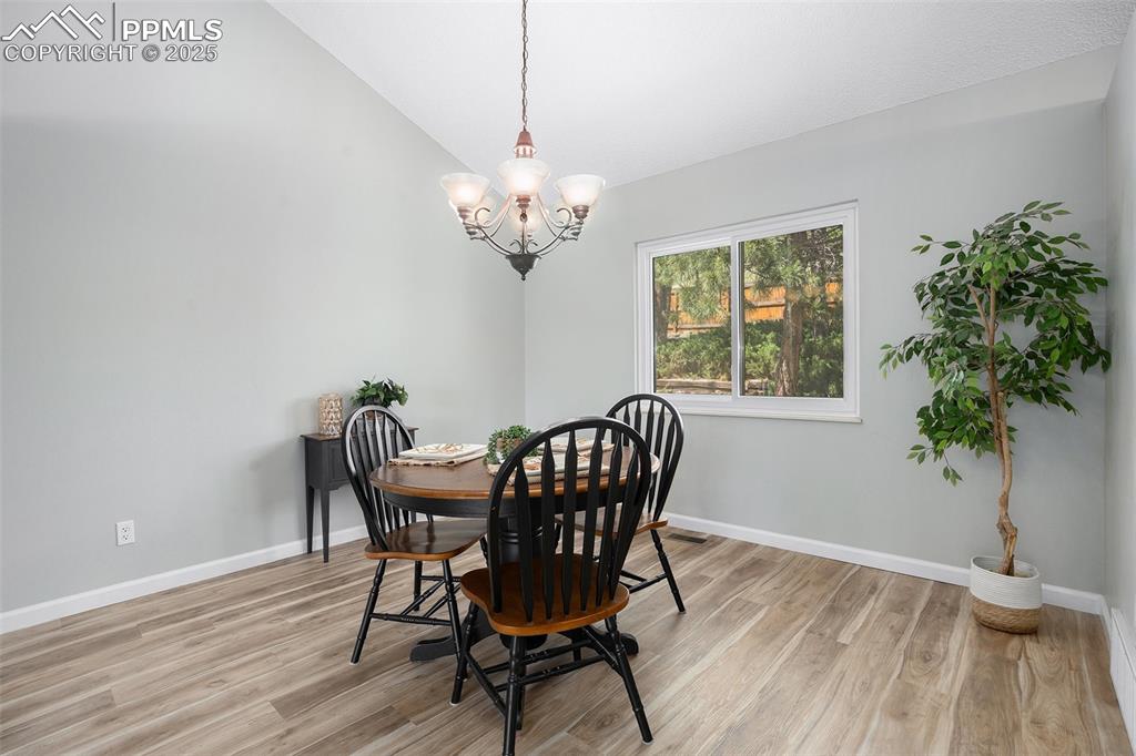 Image 11 of 34: Dining room
