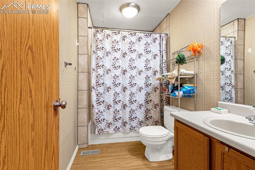 Image 15 of 31: Bathroom