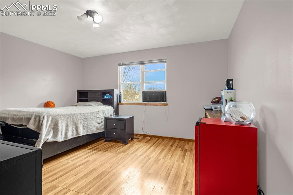 Image 16 of 31: Bedroom