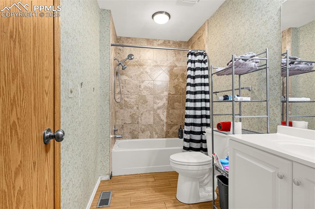 Image 17 of 31: Bathroom