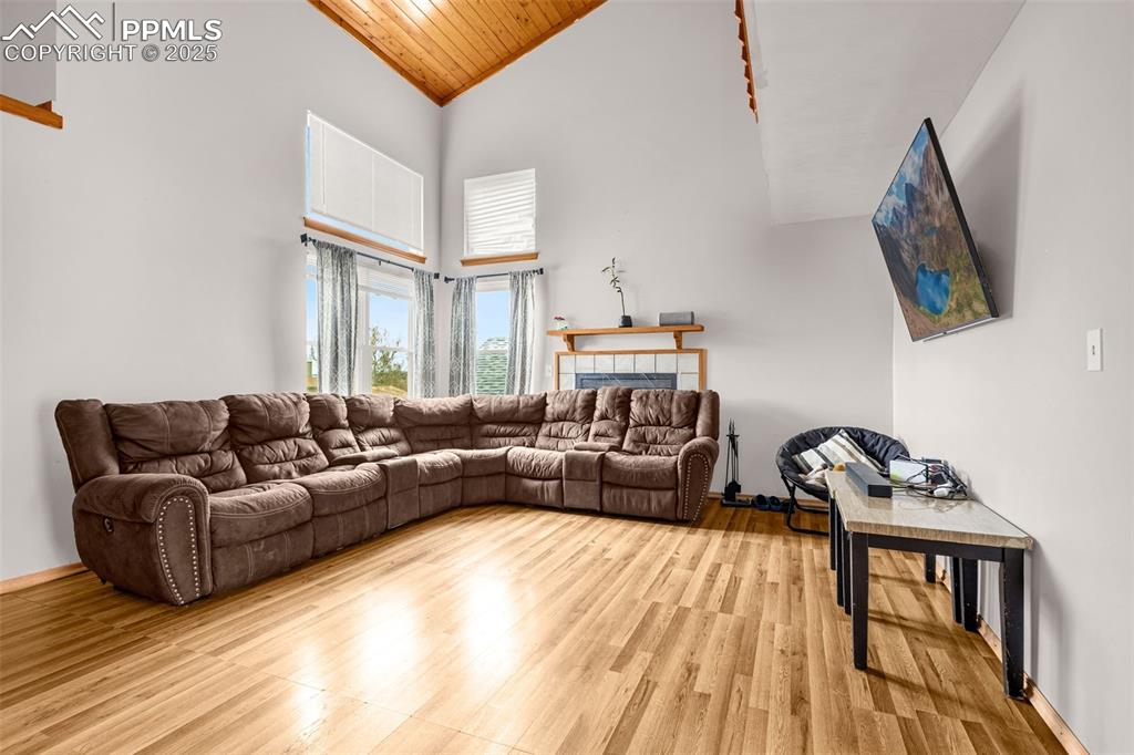 Image 5 of 31: Living Room