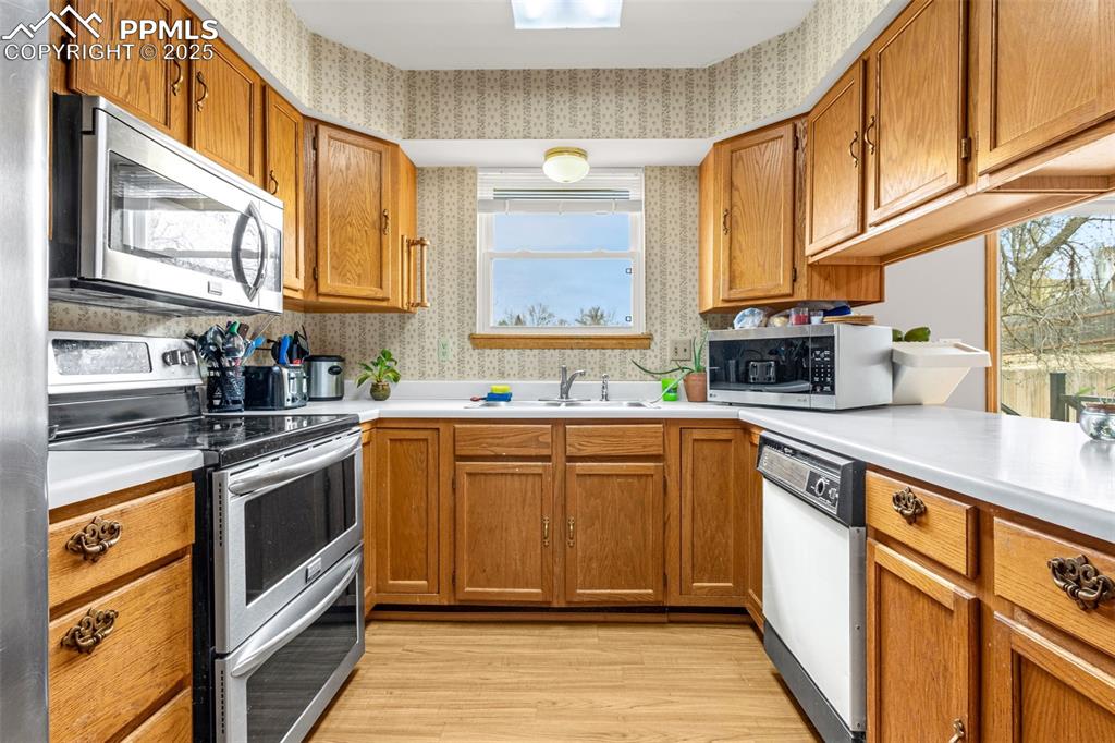 Image 8 of 31: Kitchen