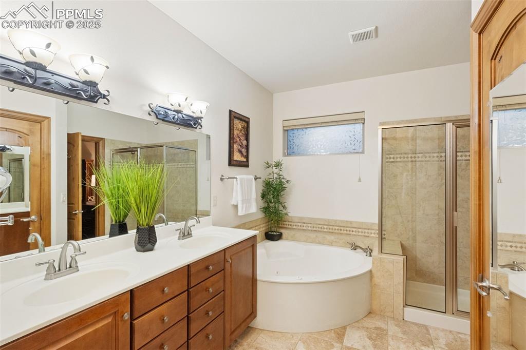 Image 29 of 47: Bathroom