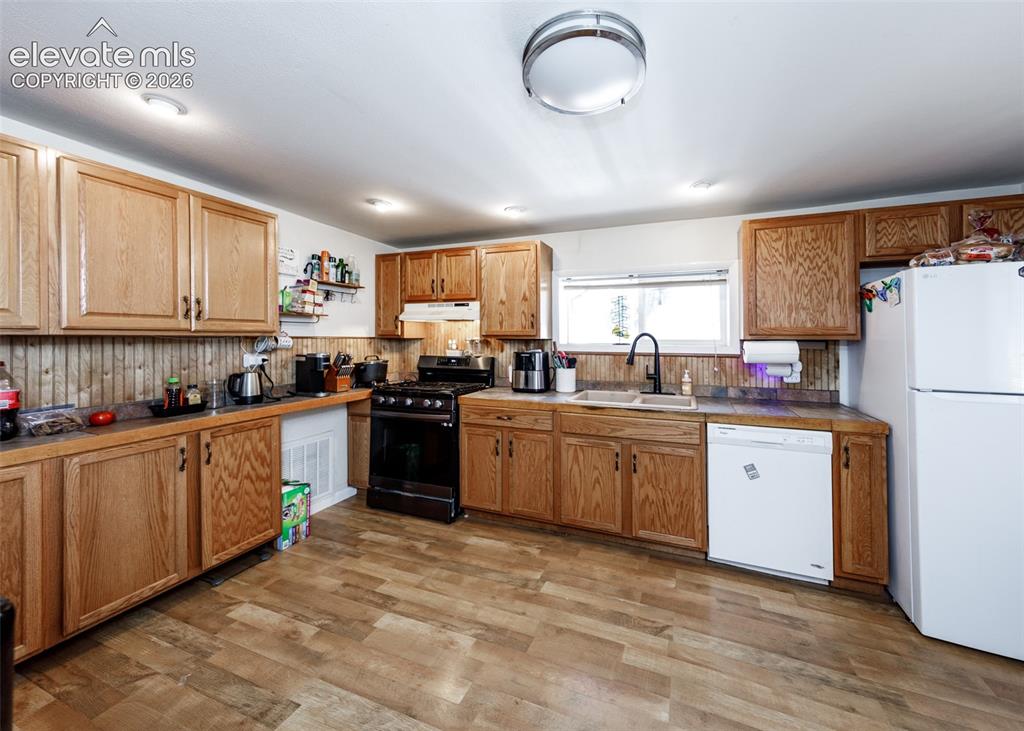 Image 11 of 39: Kitchen