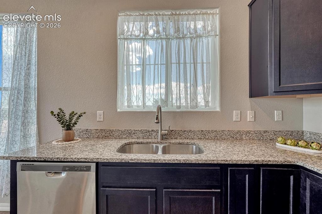 Image 18 of 40: Beautiful granite countertops.