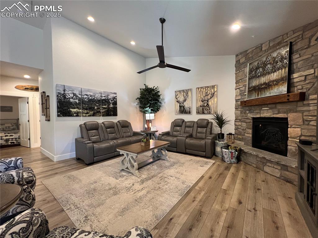 Image 22 of 37: Living Room