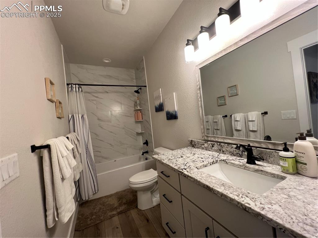 Image 29 of 37: Bathroom