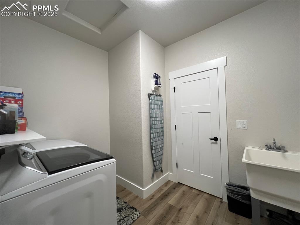 Image 33 of 37: Laundry