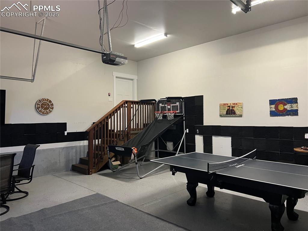 Image 34 of 37: Garage