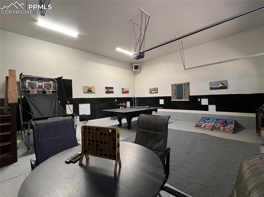 Image 35 of 37: Garage