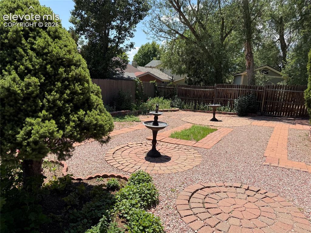 Image 16 of 20: Back yard