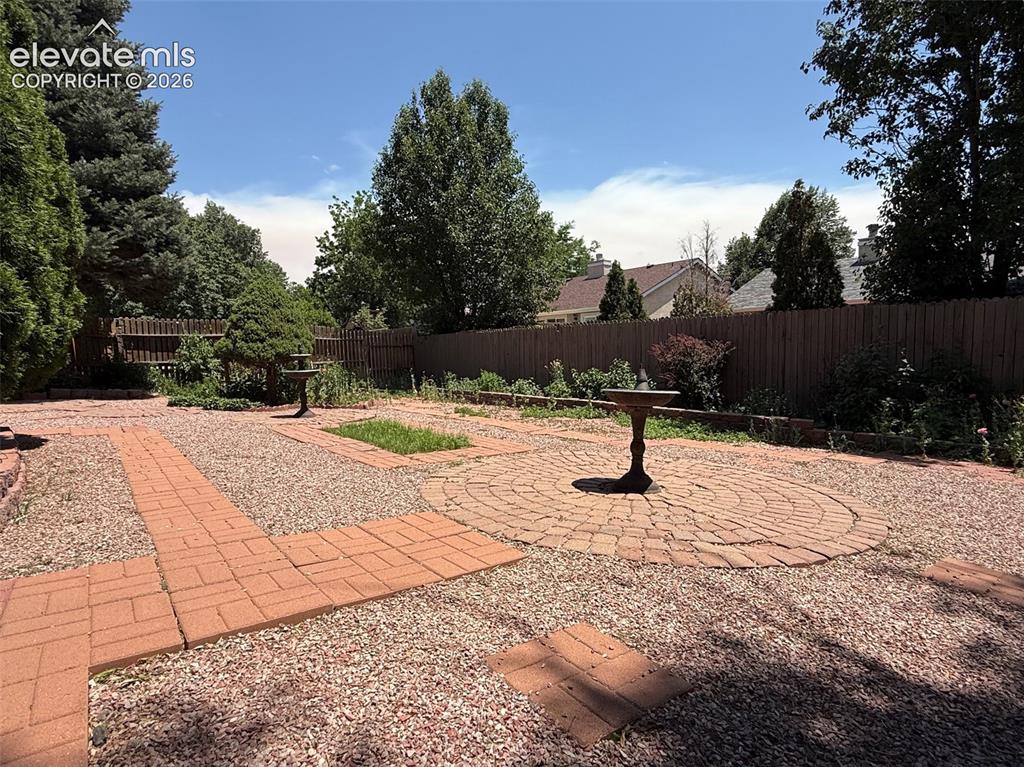 Image 18 of 20: Back yard