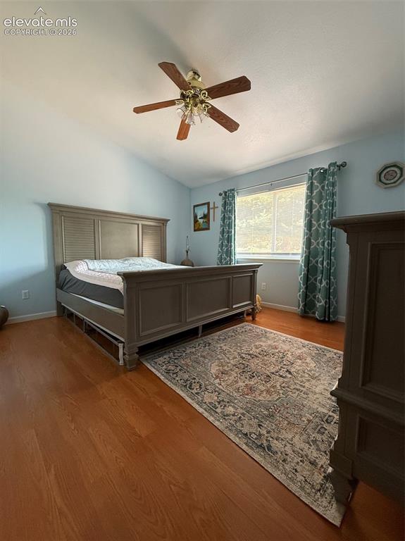 Image 5 of 25: Bedroom