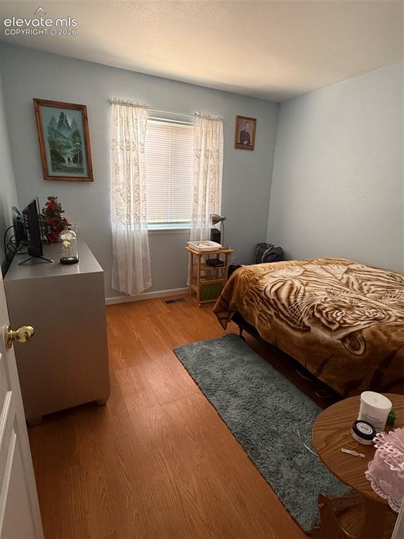 Image 7 of 25: Living Room