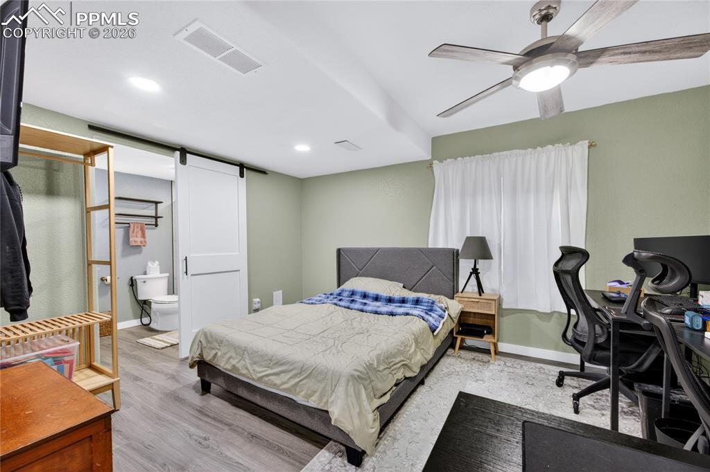 Image 16 of 24: Bedroom