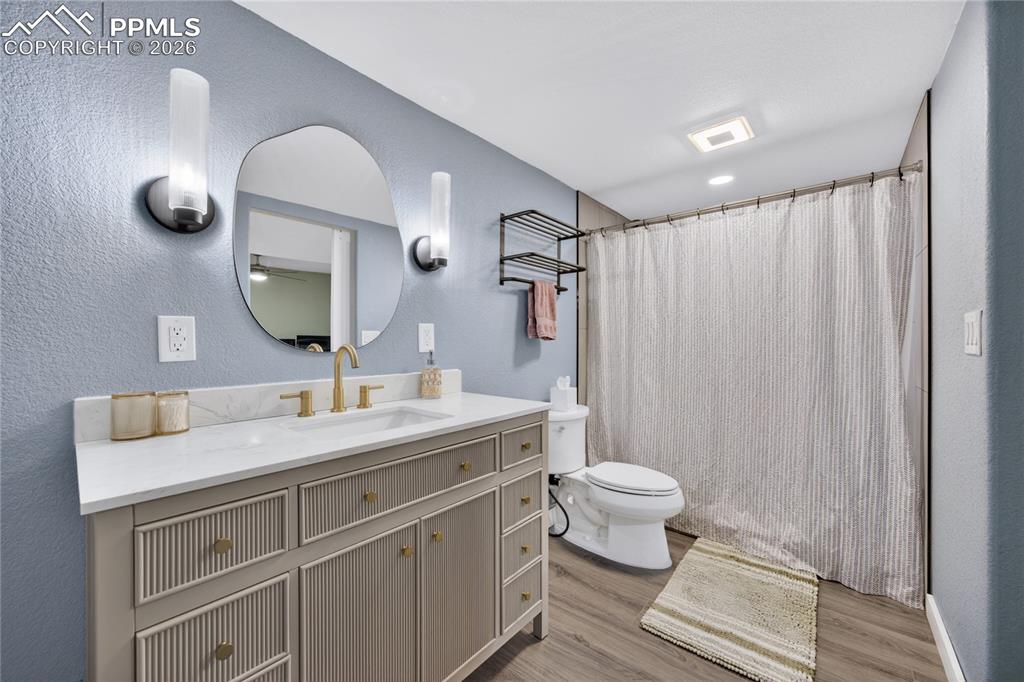 Image 17 of 24: Bathroom